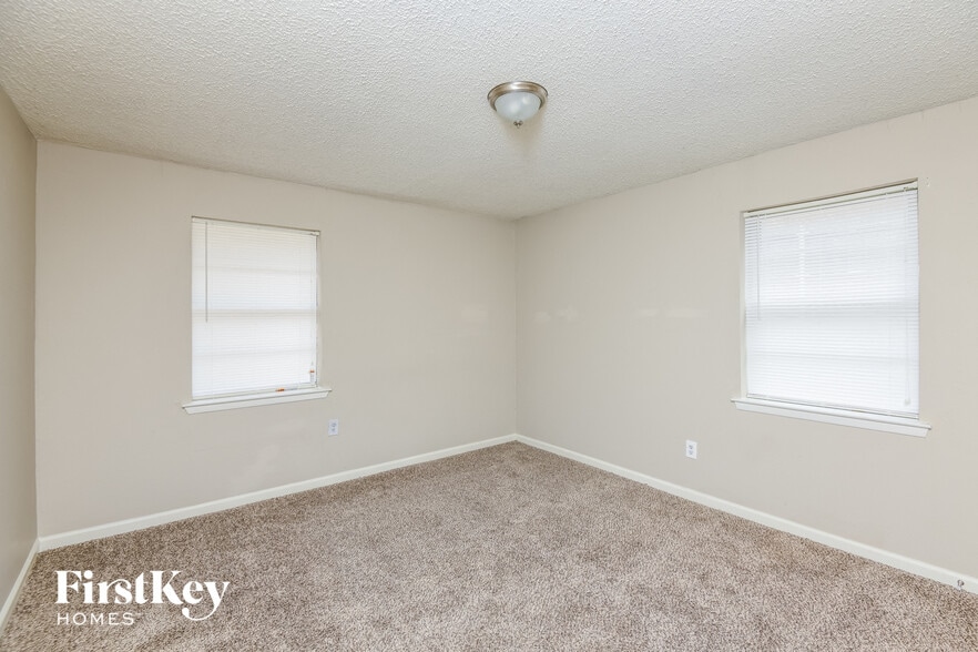 Building Photo - 2100 Cedar Ct