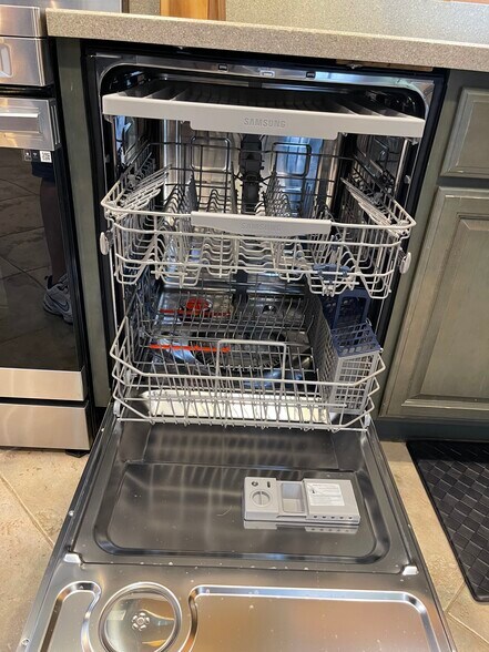 Building Photo - 2162 SW Perry Ter