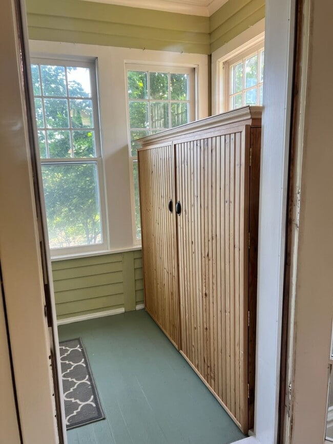 Building Photo - AVAILABLE AUGUST 1ST - Beautiful Single Fa...