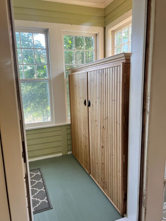 Building Photo - AVAILABLE Now! - Beautiful 3 Bed Single Fa...
