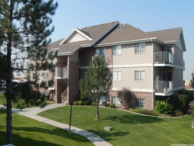 Building Photo - Darling Ground Floor Stonebrook Condo