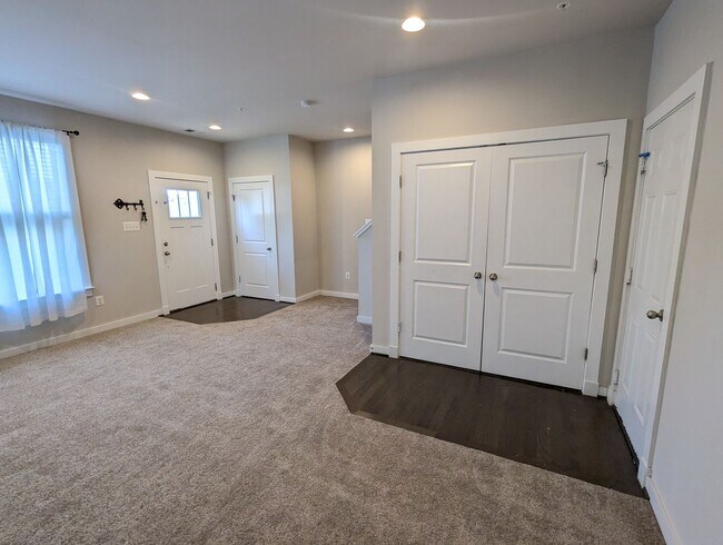 Building Photo - Gorgeous 3 level home in Tuscarora Creek ready for you mid July!