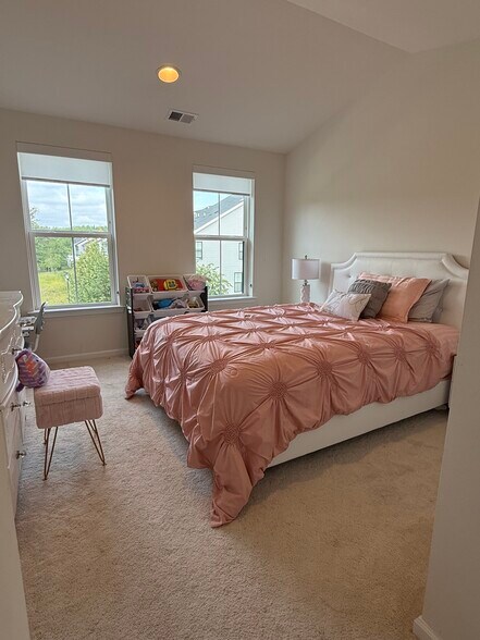 Building Photo - 29 Beachwood Dr