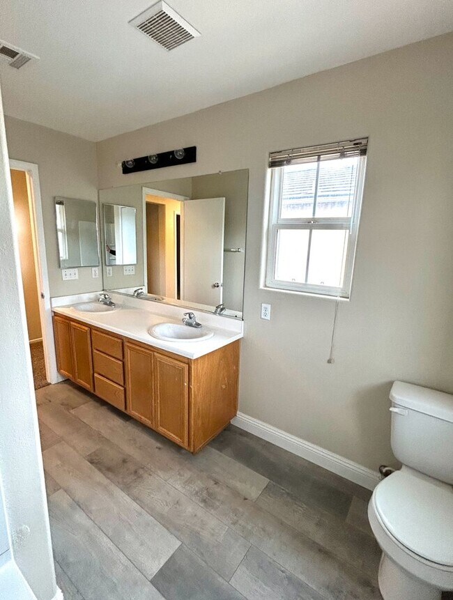 Building Photo - SW!!! OVER 2000 SQ FT!!! New Carpet!!! New Flooring!!! Freshly Painted!!! 4 bed 3 bath!!! Low Mai...