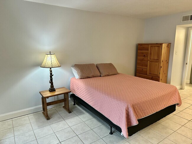 Building Photo - 210 Pelham Rd