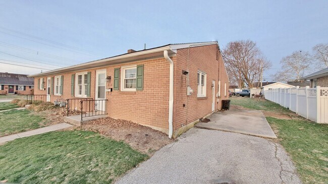 Building Photo - 400-404 Moul Avenue