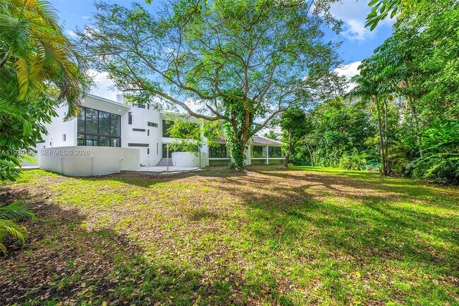 Building Photo - 7540 Los Pinos Blvd