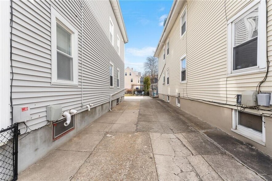 Building Photo - 130 Sutton St