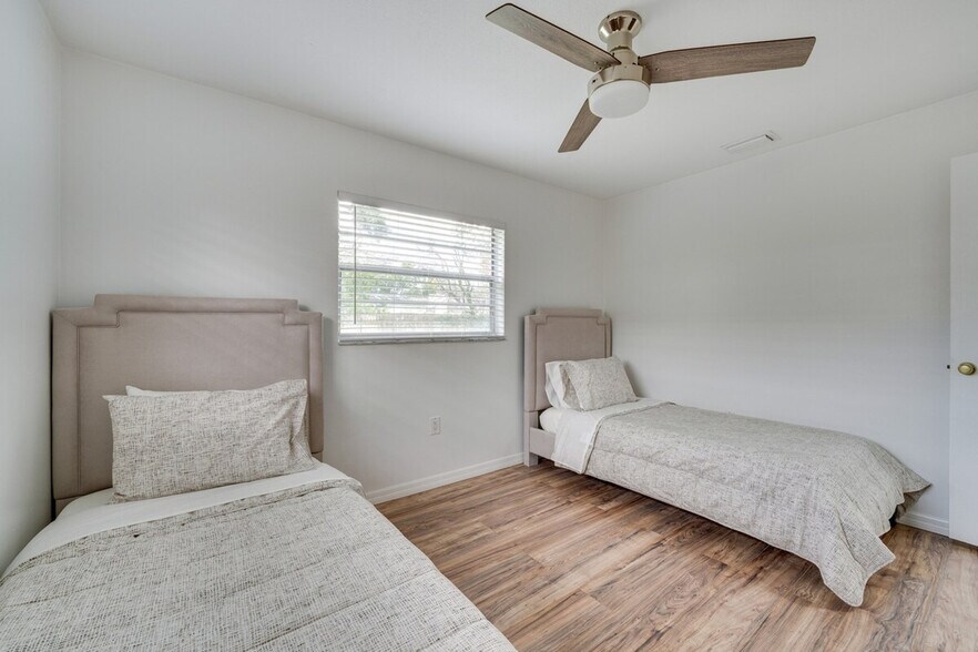 Building Photo - 8644 Sandberry Blvd