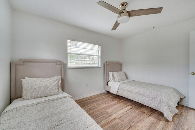 Building Photo - 8644 Sandberry Blvd