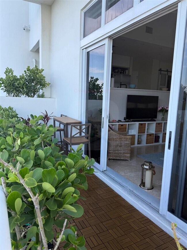 Building Photo - 6917 Collins Ave