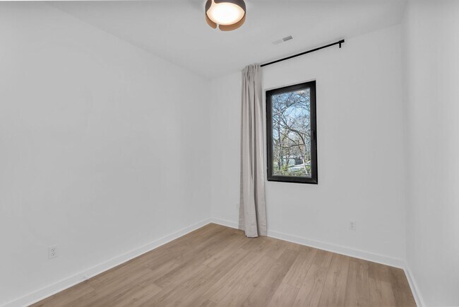 Building Photo - Modern + Classic Feel in the Heart of Downtown Chattanooga | 4 beds, 2.5 baths!