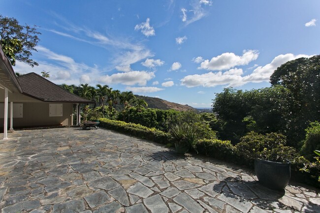 Building Photo - Rare Manoa retreat