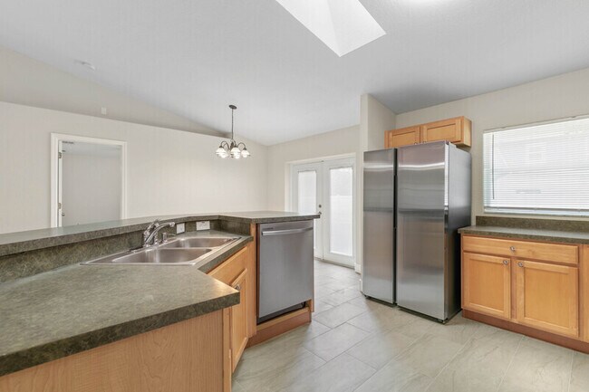 Building Photo - 884 Winchester St