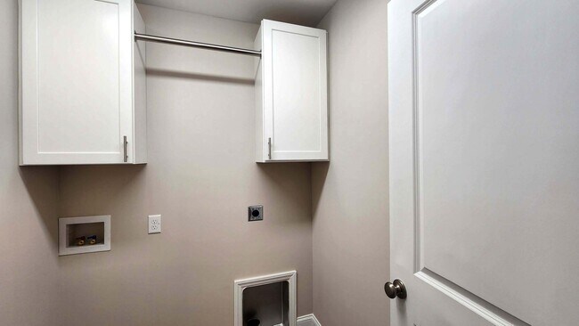 Building Photo - Lovely Newer Home