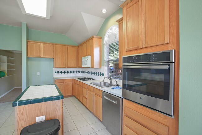 Building Photo - 8305 Spinnaker Bay Ln