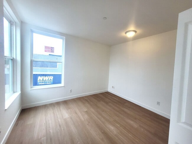 Building Photo - Beautifully updated Apartment in the Heart...