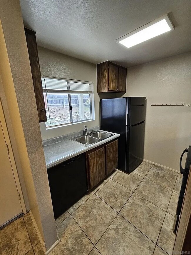 Building Photo - Upstairs 1-Bedroom in Central Location!