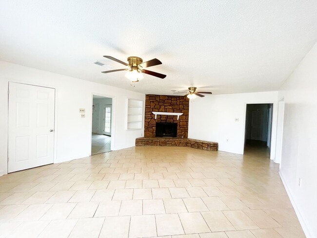 Building Photo - Spacious 4 Bedroom Home with Bonus Room in O'Neal Place