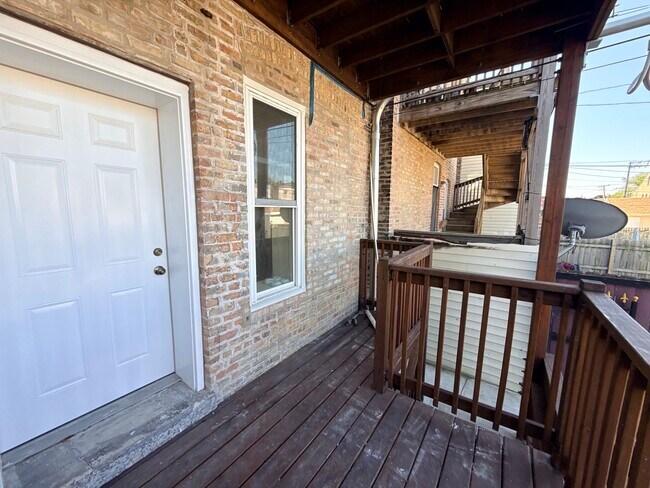 Building Photo - 1334 N Ridgeway Ave