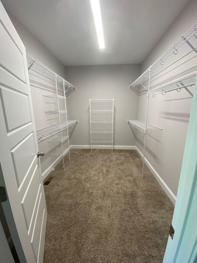 Building Photo - Move in with credit approval