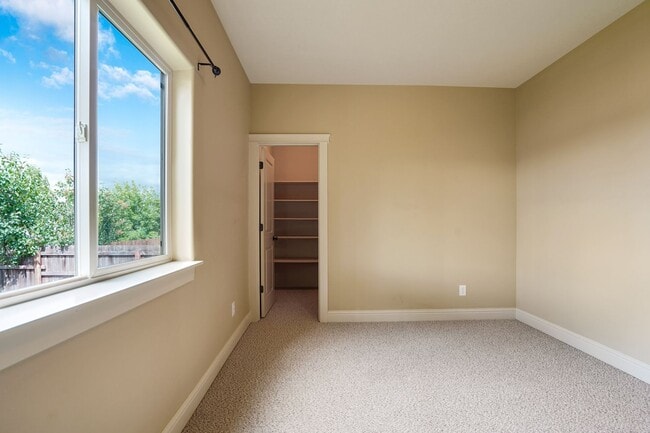 Building Photo - Spacious 4 bed, 3 bath home with sprawling views in West Salem