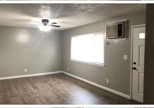 Building Photo - Updated Two bedroom, one bathroom close to shopping and schools!