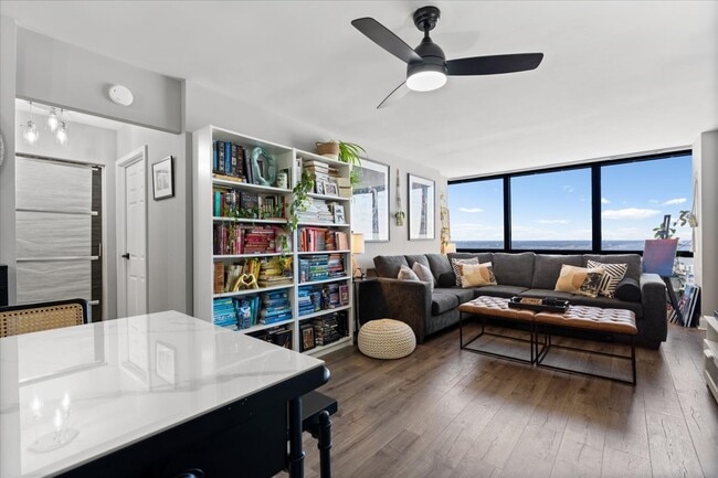 Building Photo - 5415 N Sheridan Rd