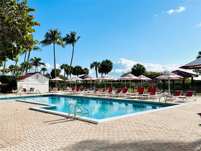 Building Photo - 2555 Collins Ave