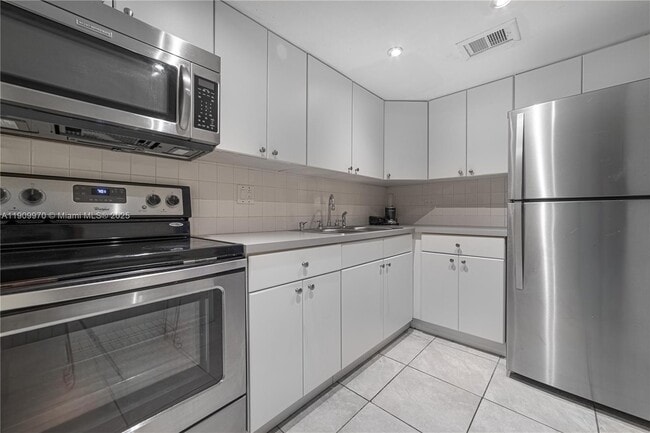 Building Photo - 3760 Inverrary Dr