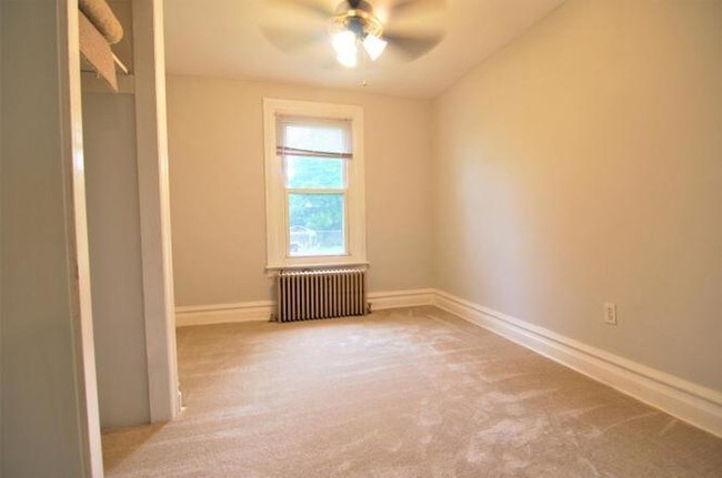 bedroom - 322 N 7th St