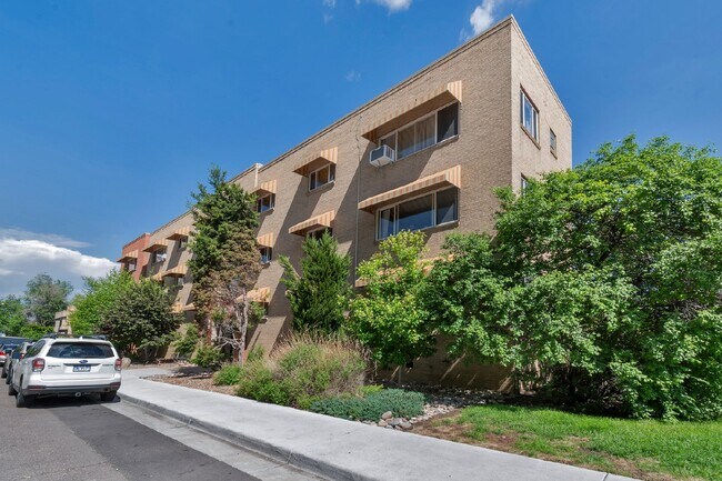 Building Photo - Large Two Bed / One bath in great Art deco building near Washington park.