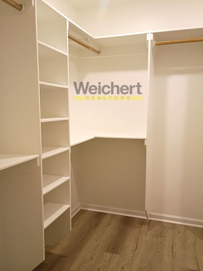 Building Photo - Spacious 4 Bed / 2 Bath Home