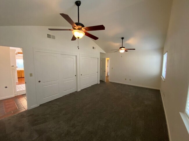 Building Photo - Single story located on a court!