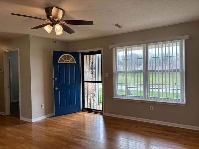 Building Photo - **NEW PRICE**   **New Paint**   **New Carpet**  Ready for YOU!!