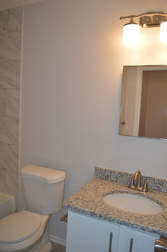 Building Photo - Newly remodeled 3 bed 2 bath