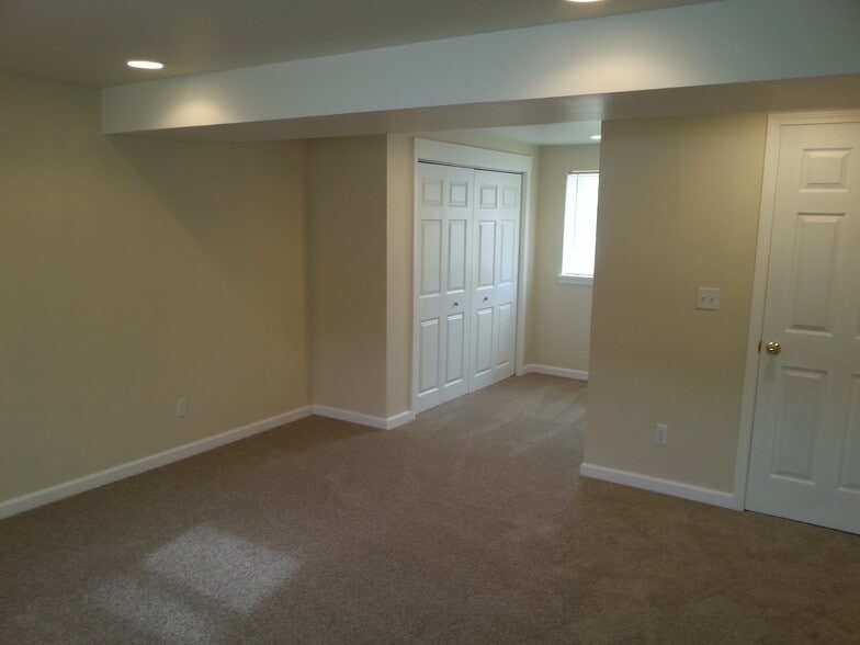 Master Bedroom toward closets - 224 S Sage Cir