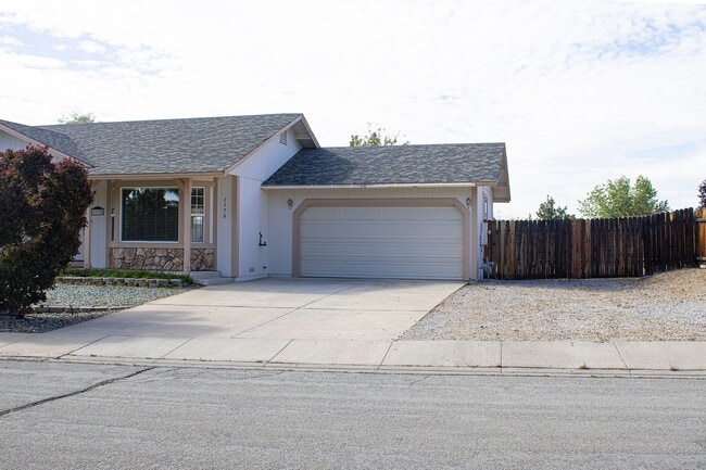 Building Photo - 3 Bed, 2 Bath, Huge Fenced Back Yard, 2-Car Garage in Wingfield Springs