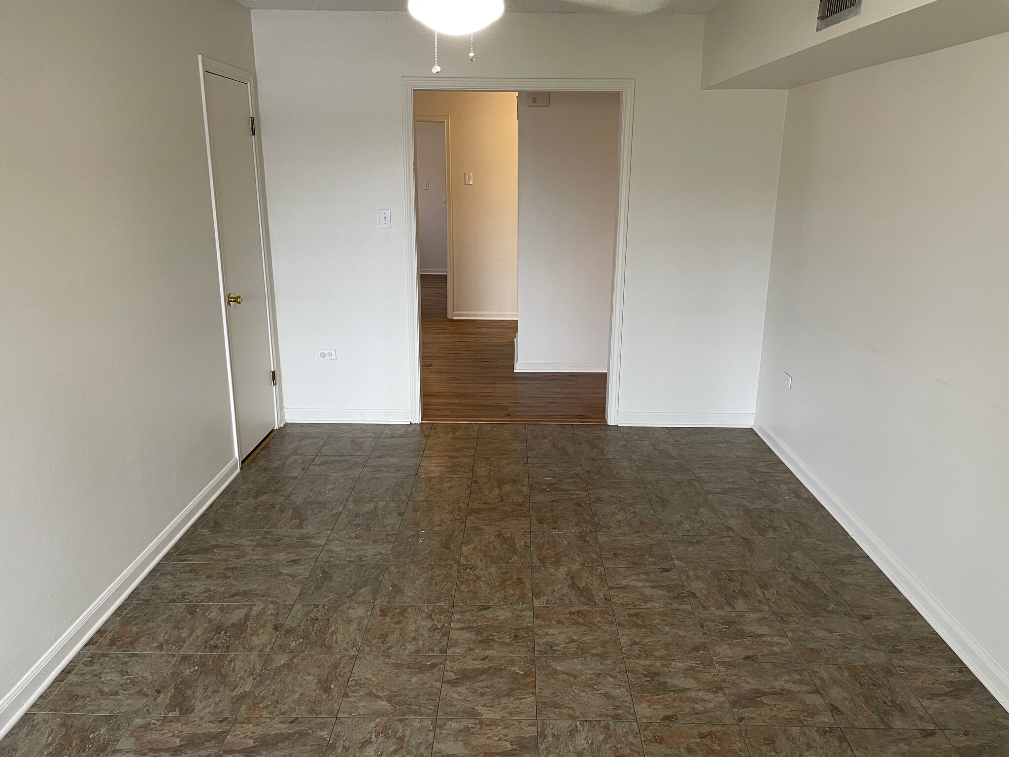 Den - 214C Gloria St