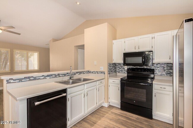 Building Photo - 3013 E Bluefield Ave