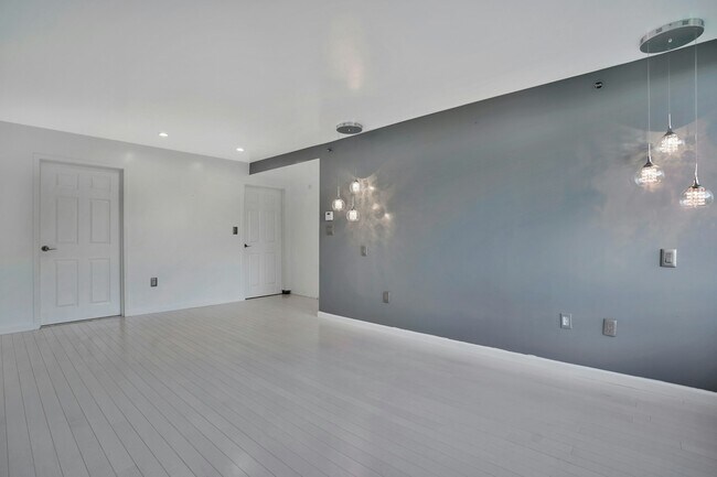 Building Photo - 100 Old Palisade Rd