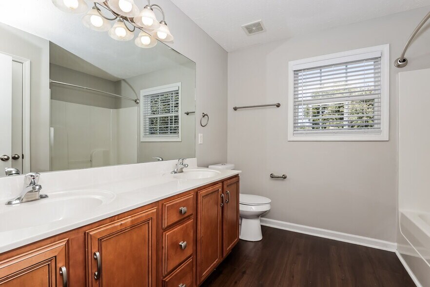 Building Photo - 2467 Oak Hill Dr