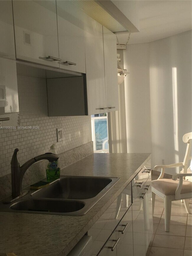 Building Photo - 16485 Collins Ave