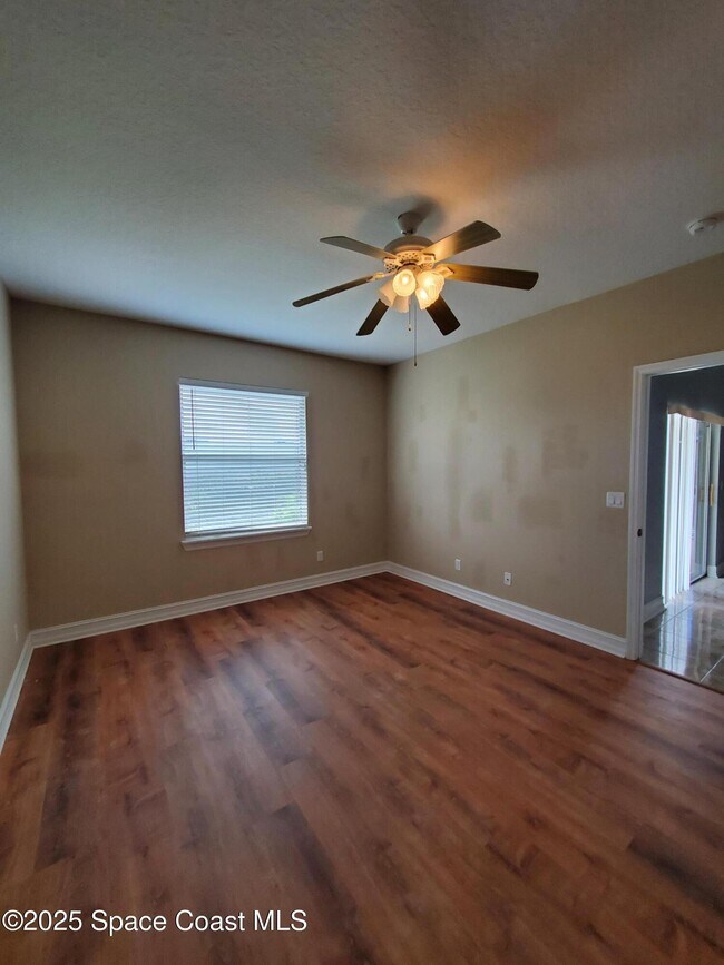 Building Photo - 1045 Venetian Dr