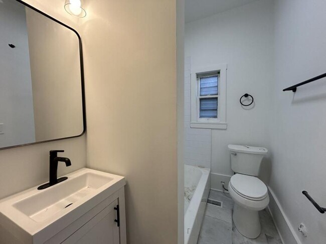 Building Photo - 2 bedroom in Chicago IL 60647