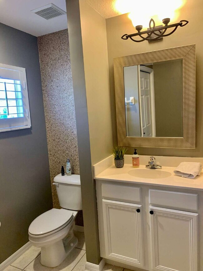 Building Photo - Beautiful Furnished Condo in Coconut Shores VIII