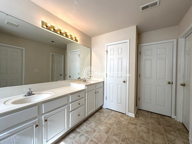 Building Photo - 4 Bed 2.5 Bath in Old Stone Crossing
