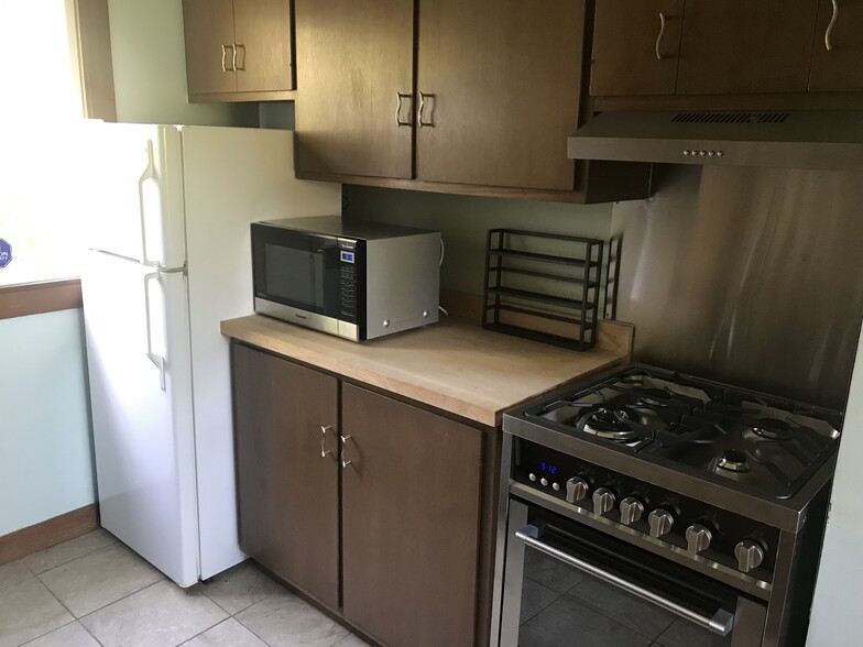 Kitchen - Range - 3031 Fulton St