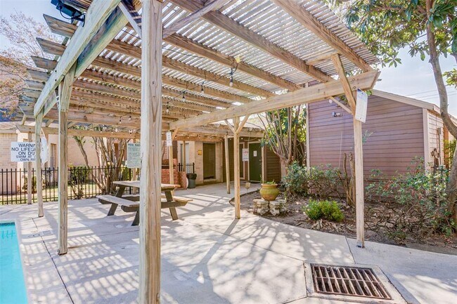 Building Photo - 2700 Westridge St