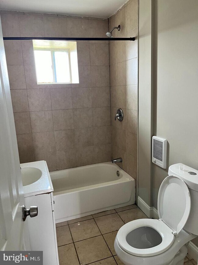 Building Photo - 6171 Glenmore Ave